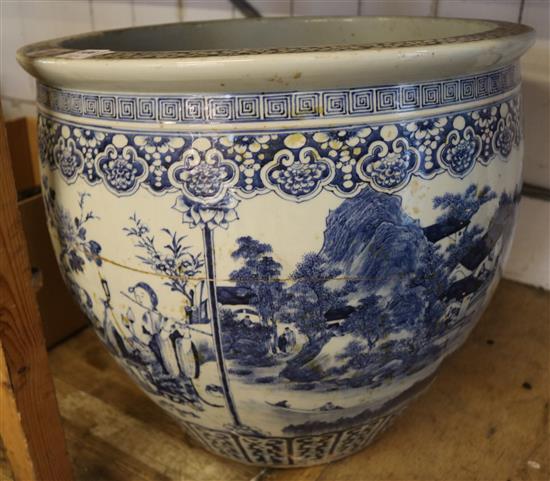 Large Chinese blue and white circular fish bowl (cracked)(-)
